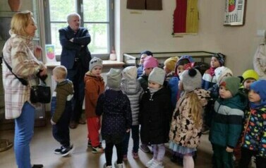        Żabki z wizytą w bibliotece i w muzeum 1