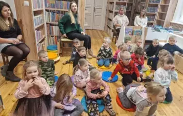 Elfiki słuchają świątecznych opowieści 2