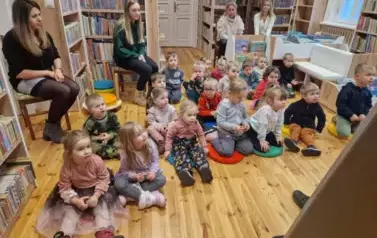 Elfiki słuchają świątecznych opowieści 4
