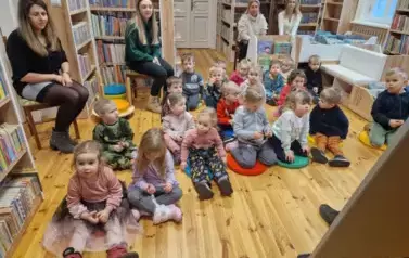 Elfiki słuchają świątecznych opowieści 5