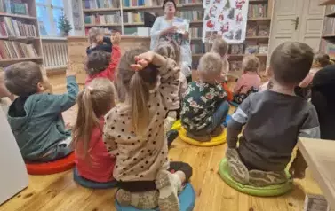 Elfiki słuchają świątecznych opowieści 6