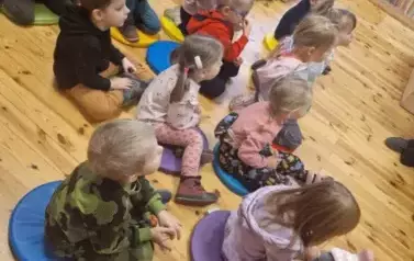 Elfiki słuchają świątecznych opowieści 7