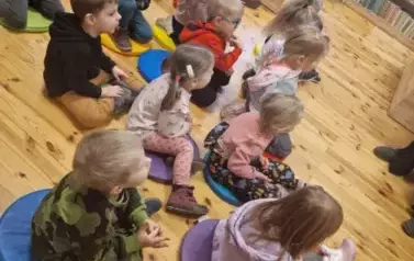 Elfiki słuchają świątecznych opowieści 8