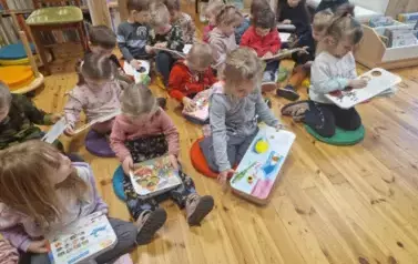 Elfiki słuchają świątecznych opowieści 9