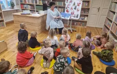 Elfiki słuchają świątecznych opowieści 10
