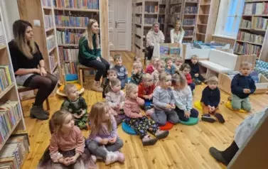 Elfiki słuchają świątecznych opowieści 11