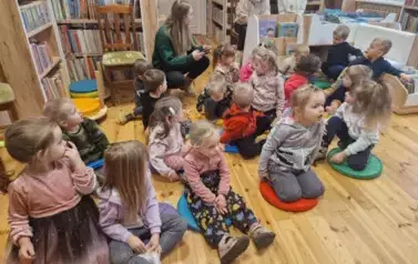 Elfiki słuchają świątecznych opowieści 12