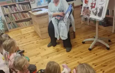 Elfiki słuchają świątecznych opowieści 13