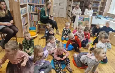 Elfiki słuchają świątecznych opowieści 14