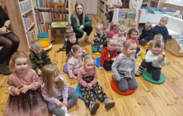 Elfiki słuchają świątecznych opowieści 15