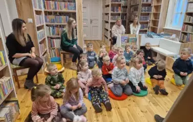 Elfiki słuchają świątecznych opowieści 16