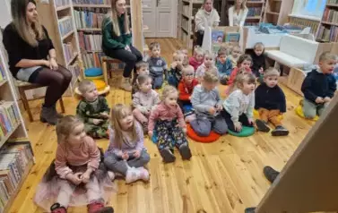 Elfiki słuchają świątecznych opowieści 17