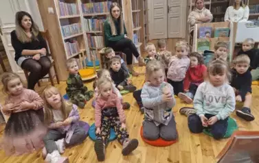 Elfiki słuchają świątecznych opowieści 18