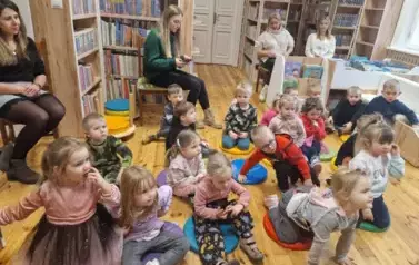 Elfiki słuchają świątecznych opowieści 19