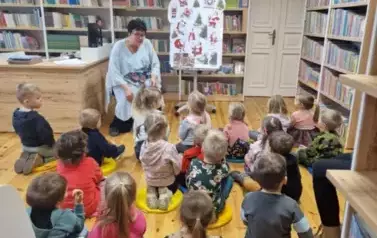 Elfiki słuchają świątecznych opowieści 20