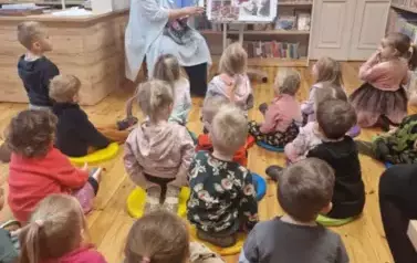 Elfiki słuchają świątecznych opowieści 21