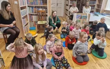 Elfiki słuchają świątecznych opowieści 22