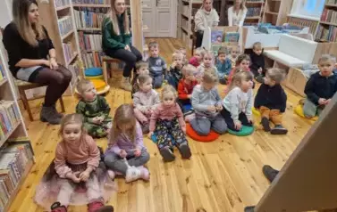 Elfiki słuchają świątecznych opowieści 23