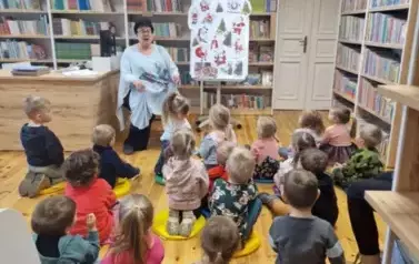 Elfiki słuchają świątecznych opowieści 24