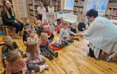 Elfiki słuchają świątecznych opowieści 25
