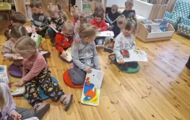 Elfiki słuchają świątecznych opowieści 26