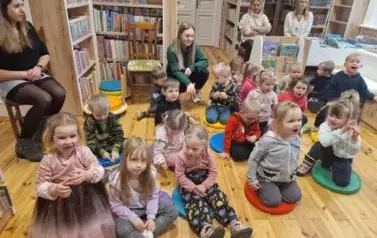 Elfiki słuchają świątecznych opowieści 27