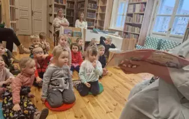 Elfiki słuchają świątecznych opowieści 28
