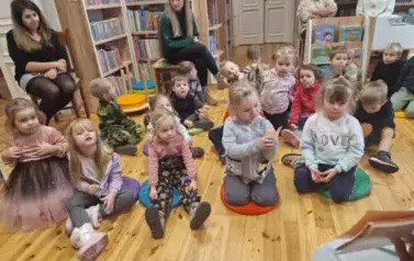 Elfiki słuchają świątecznych opowieści 30
