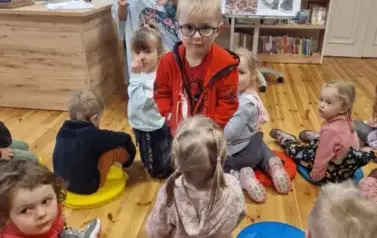 Elfiki słuchają świątecznych opowieści 32
