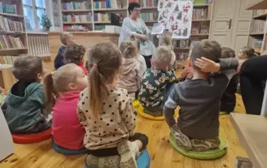 Elfiki słuchają świątecznych opowieści 33