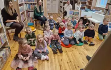 Elfiki słuchają świątecznych opowieści 34