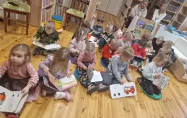 Elfiki słuchają świątecznych opowieści 35