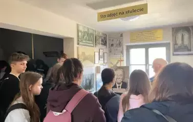 Si&oacute;dmoklasiści w muzeum  2