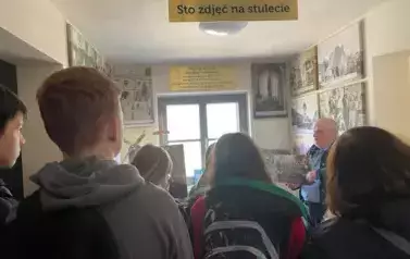 Si&oacute;dmoklasiści w muzeum  6
