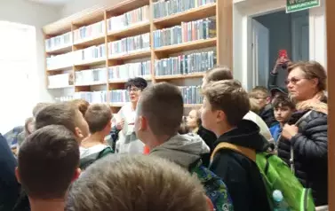Czwartoklasiści w bibliotece 2