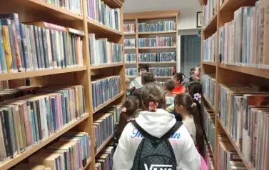 Czwartoklasiści w bibliotece 3