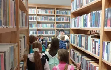 Czwartoklasiści w bibliotece 4