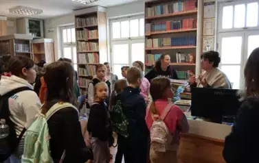 Czwartoklasiści w bibliotece 5