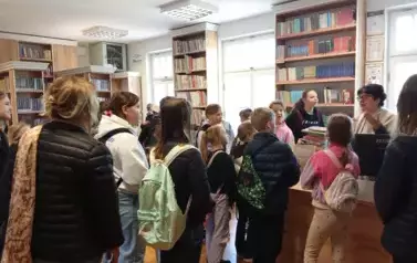 Czwartoklasiści w bibliotece 6