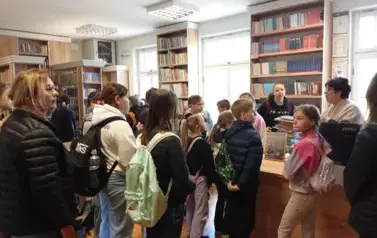 Czwartoklasiści w bibliotece 7