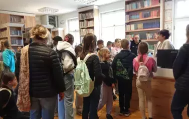 Czwartoklasiści w bibliotece 8