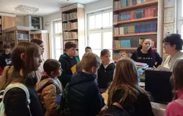 Czwartoklasiści w bibliotece 9