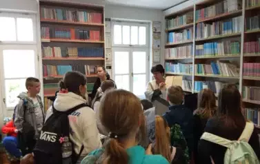 Czwartoklasiści w bibliotece 10