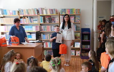 Uroczyste wręczenie dyplom&oacute;w i nagr&oacute;d lauretom konkursu plastycznego &bdquo;Wiersze Aleksandra Fredry w ilustracji dziecka&rdquo;.
