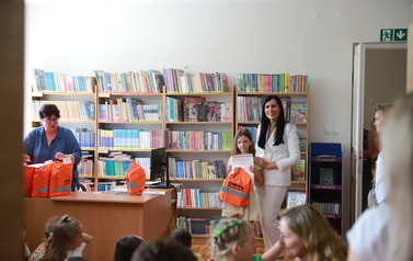 Uroczyste wręczenie dyplom&oacute;w i nagr&oacute;d lauretom konkursu plastycznego &bdquo;Wiersze Aleksandra Fredry w ilustracji dziecka&rdquo;.