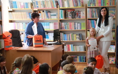 Uroczyste wręczenie dyplom&oacute;w i nagr&oacute;d lauretom konkursu plastycznego &bdquo;Wiersze Aleksandra Fredry w ilustracji dziecka&rdquo;.