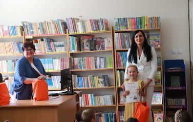Uroczyste wręczenie dyplom&oacute;w i nagr&oacute;d lauretom konkursu plastycznego &bdquo;Wiersze Aleksandra Fredry w ilustracji dziecka&rdquo;.