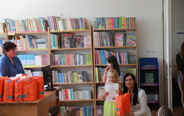 Uroczyste wręczenie dyplom&oacute;w i nagr&oacute;d lauretom konkursu plastycznego &bdquo;Wiersze Aleksandra Fredry w ilustracji dziecka&rdquo;.