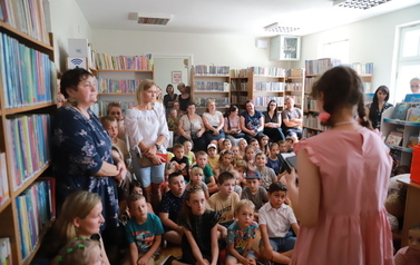 Uroczyste wręczenie dyplom&oacute;w i nagr&oacute;d lauretom konkursu plastycznego &bdquo;Wiersze Aleksandra Fredry w ilustracji dziecka&rdquo;.