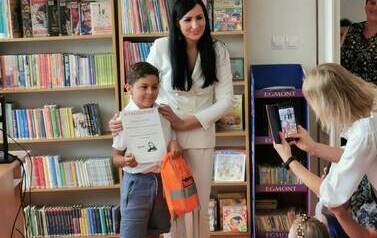 Uroczyste wręczenie dyplom&oacute;w i nagr&oacute;d lauretom konkursu plastycznego &bdquo;Wiersze Aleksandra Fredry w ilustracji dziecka&rdquo;.